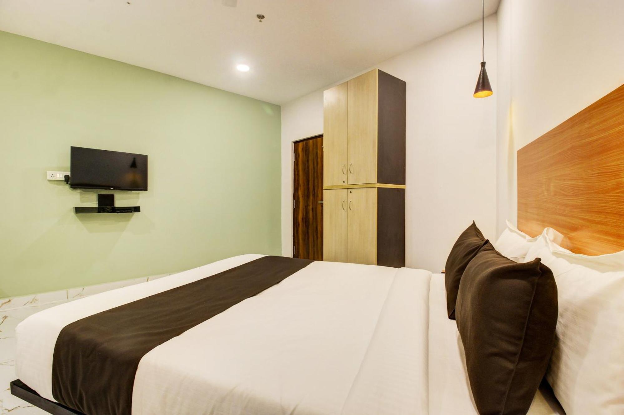 Super Townhouse Rcc Hotel Banjara Hills Haïdarabad Extérieur photo